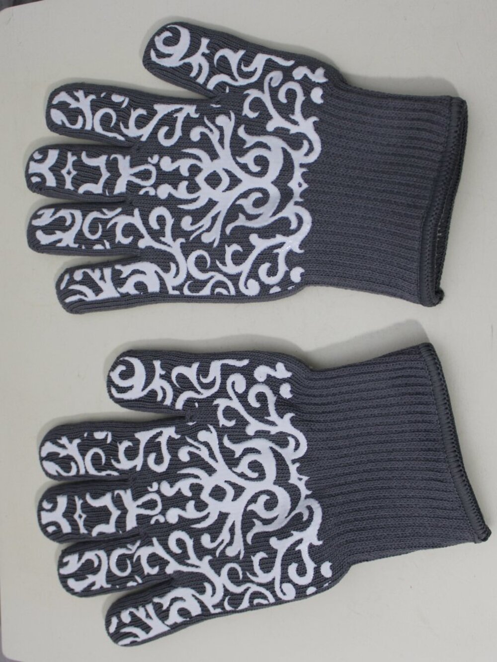Temptations by Tara Gray White Oven Gloves Non Slip Silicone Decorative Pattern
